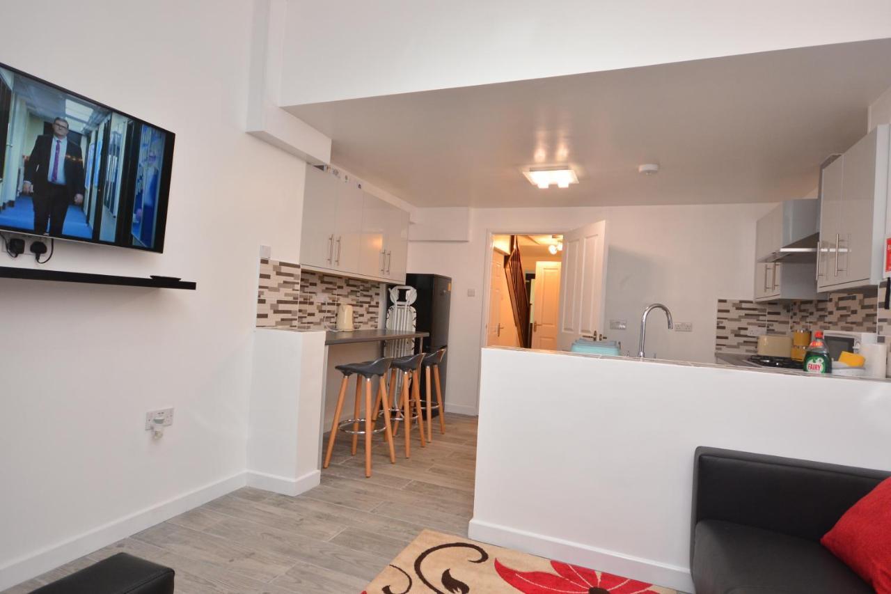 Newly Refurbished 3 Bedroom House * Londra