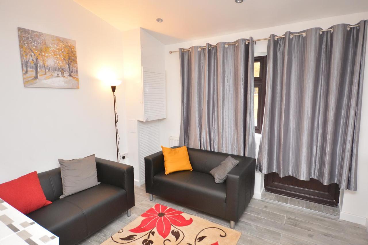 Newly Refurbished 3 Bedroom House * Londra
