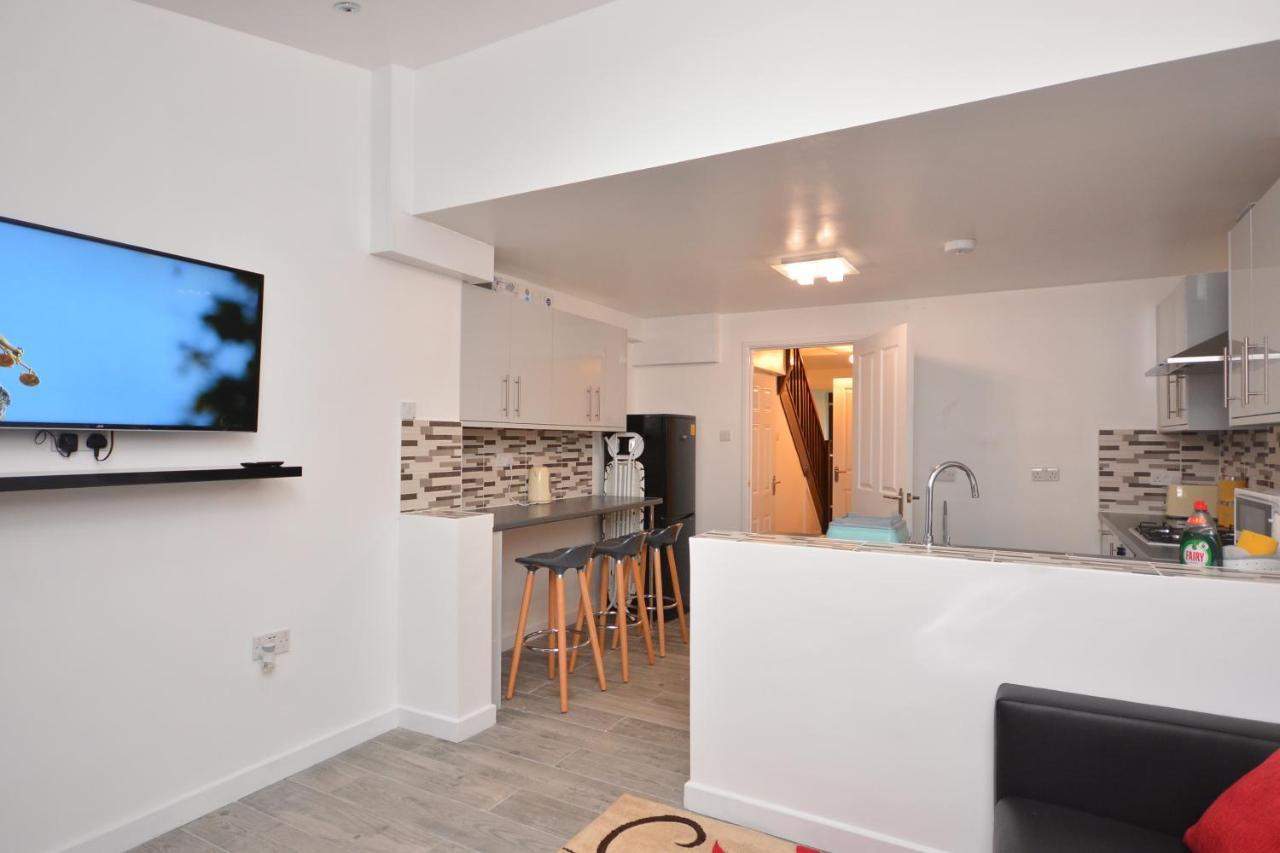 Newly Refurbished 3 Bedroom House * Londra